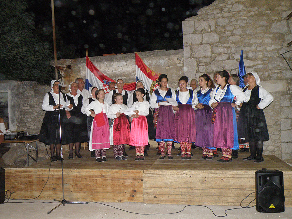 S nastupa mladih i starih članova KUD a Sveta Kata